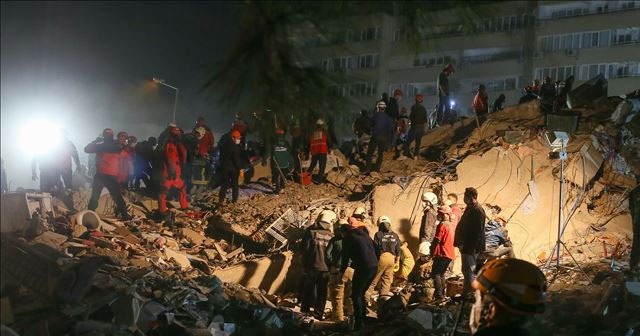 İzmir&#039;de 9 binada arama kurtarma çalışmaları devam ediyor