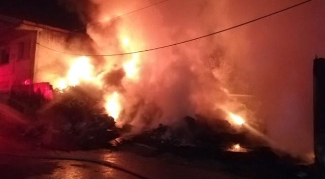 İzmir&#039;de hurdalık alanda korkutan yangın