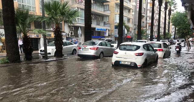 İzmir&#039;de sağanak hayatı olumsuz etkiledi