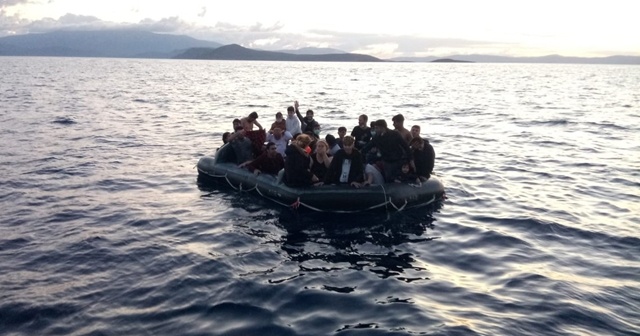 İzmir&#039;de Türk kara sularına itilen 33 düzensiz göçmen kurtarıldı