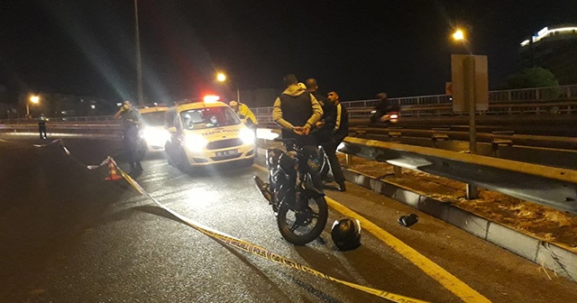 İzmir&#039;de virajı alamayan motosiklet bariyere çarptı: 1 ölü