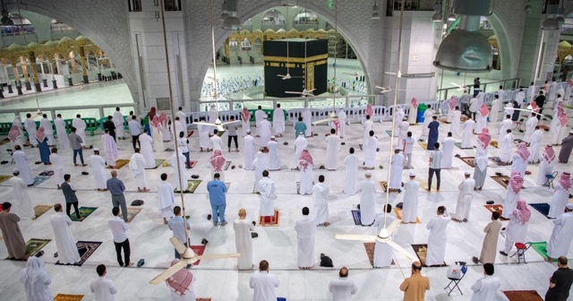 Kabe&#039;de 7 ay sonra yeniden cemaatle namaz kılındı