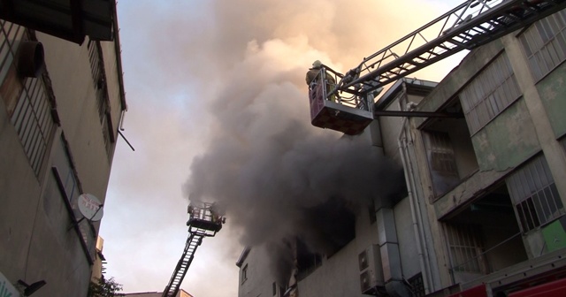 Kağıthane&#039;de 4 katlı iş merkezinde korkutan yangın