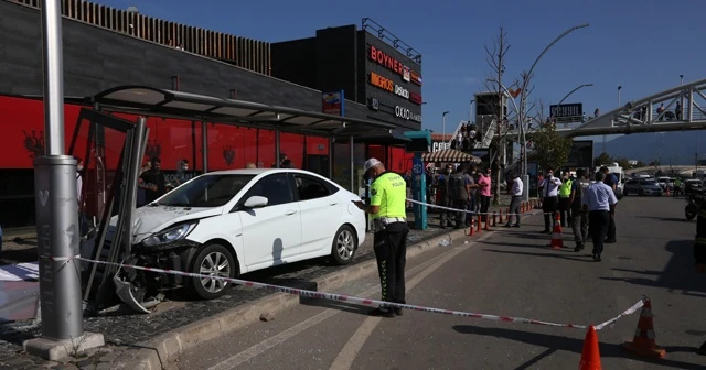 Kalp krizi geçiren sürücü otomobiliyle durağa daldı