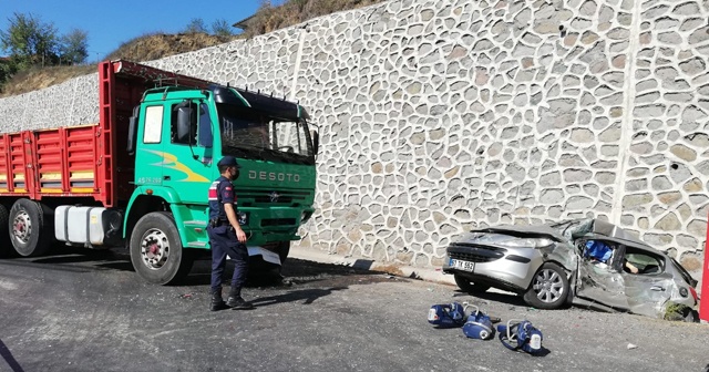 Kamyonun çarptığı otomobilde sıkışan sürücü hayatını kaybetti