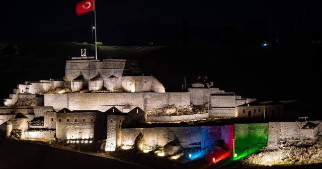 Kars Kalesi Azerbaycan bayrağı renkleriyle ışıl ışıl
