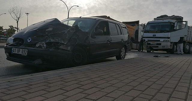 Kocaeli’de otomobil ile kamyon kafa kafaya çarpıştı: 1 yaralı