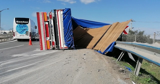 Kocaeli TEM Otoyolunda ahşap panel yüklü tır devrildi: 3 yaralı