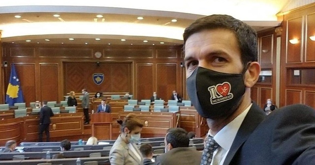 Kosova milletvekili &#039;I Love Muhammed&#039; yazılı maskeyle Meclis oturumuna katıldı