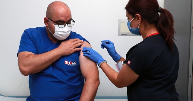 Kovid-19 aşısının denemeleri Ankara Şehir Hastanesi&#039;nde başladı