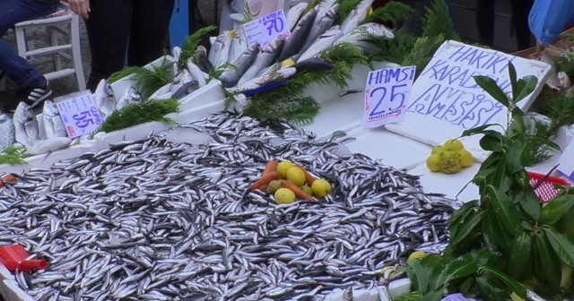 Küçük balıkların fiyatı yarı yarıya düştü