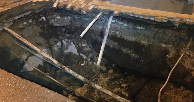 Küçükçekmece’de yaya kaldırımı çöktü