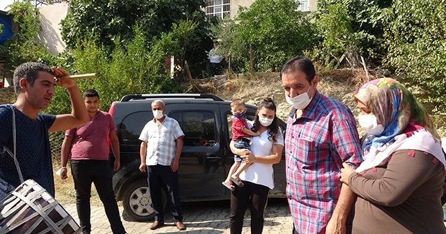 Libya'da kurtarılan Türk davul zurnayla karşılandı