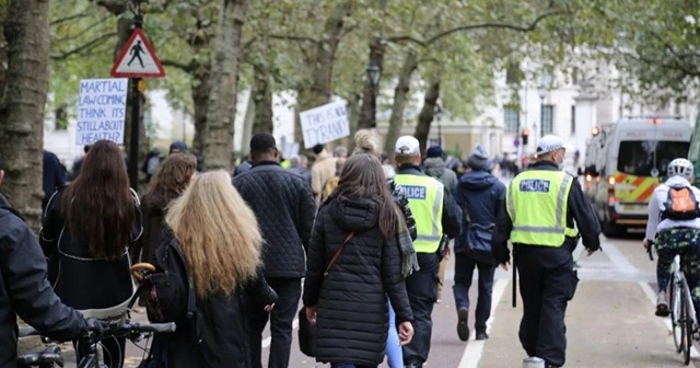 Londra&#039;da Kovid-19 kısıtlamaları sıkılaştırılıyor