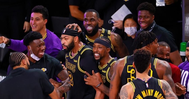 Los Angeles Lakers küllerinden doğdu