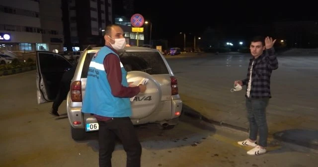 Maskeyi koluna taktı, Niye çekiyorsun? diye muhabire tepki gösterdi
