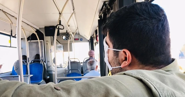 Maskeyle ağzı ve burnu yerine gözlerini kapattı