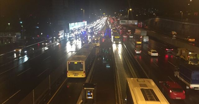 Merter'de metrobüs başka bir metrobüse arkadan çarptı: 7 yaralı