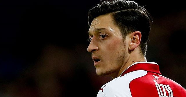 Mesut Özil Arsenal&#039;ın Premier Lig kadrosunda yer almamanın üzüntüsünü yaşıyor