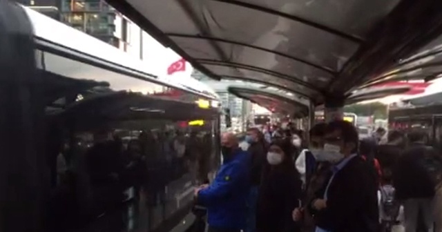 Metrobüslerde dikkat çeken yoğunluk