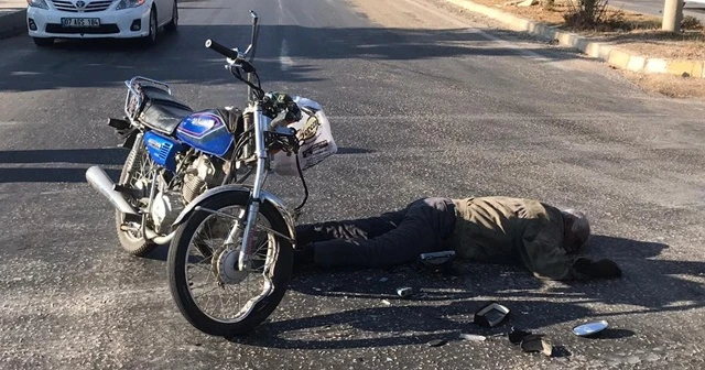 Motosiklet, traktöre çarptı:1 ölü