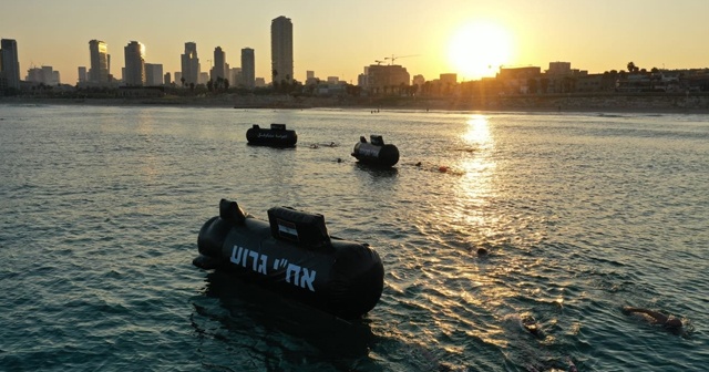 Netanyahu&#039;ya karşı denizaltı protestosu