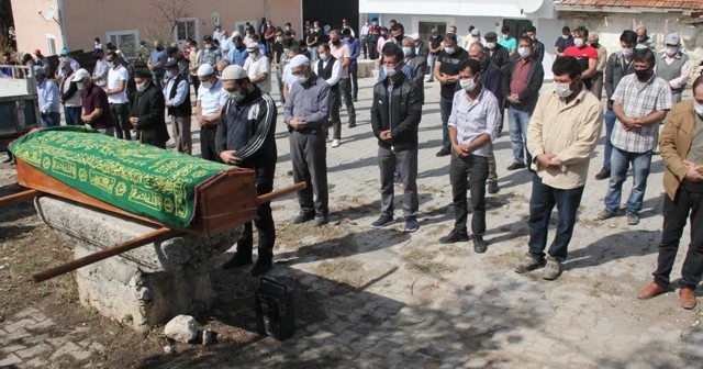 Oğlunun doğumundan bir saat sonra ölen baba toprağa verildi