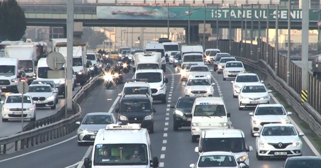 Okulların açılmasıyla İstanbul’da trafik yoğunluğu yaşandı