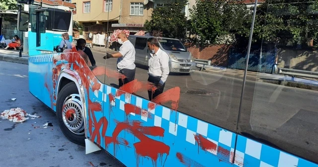 Otobüse alınmayınca şoföre kızdı, otobüsü yumrukladı, kırmızıya boyadı