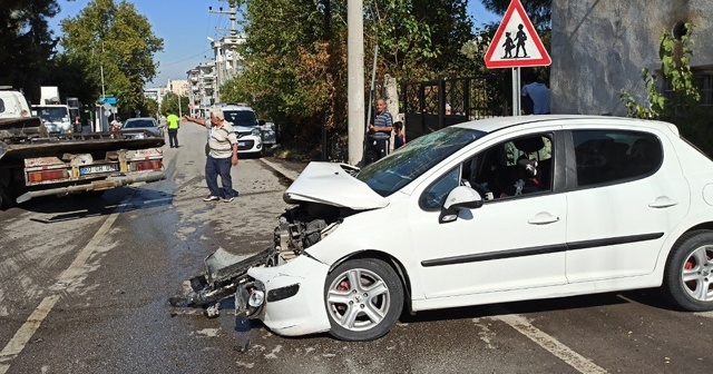 Otomobil beton elektrik direğine çarptı: 3 yaralı