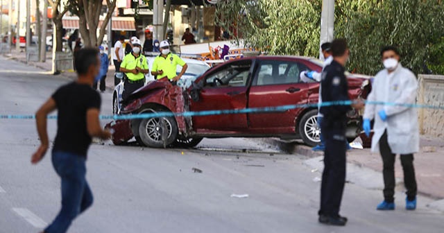 Otomobilin çarpması sonucu baba ve çocuk hayatını kaybetti