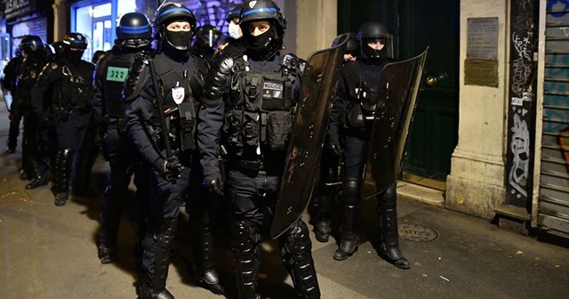 Paris&#039;te sahte bomba alarmı ve mühimmat dolu çanta paniği