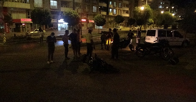 Polis aracıyla motosiklet çarpıştı