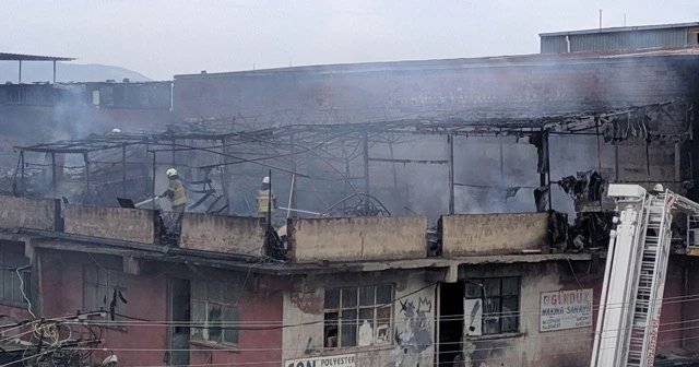 Polyester üretilen iş yerinde korkutan yangın: 4 kişi dumandan etkilendi