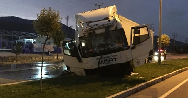 Refüje çarpan tır, tozu dumana katıp yan yattı