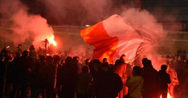 Roma karıştı! Salgın tedbirlerine yönelik protestoya polis müdahalesi...