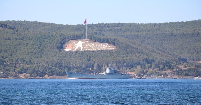 Rus savaş gemisi &#039;Saratov&#039; Çanakkale Boğazı&#039;ndan geçti