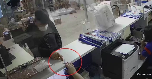 Sahte kimlikle kargo şirketinden başkalarına ait 25 bin TL'lik telefonları aldı