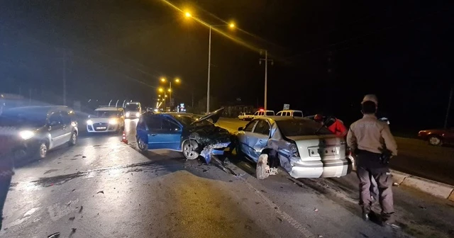 Sakarya’da iki otomobil çarpıştı: 2 yaralı