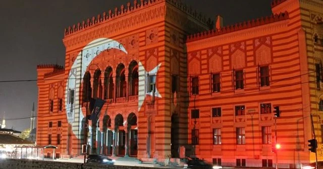 Saraybosna'nın sembollerinden Vijecnica'ya Türk bayrağı yansıtıldı