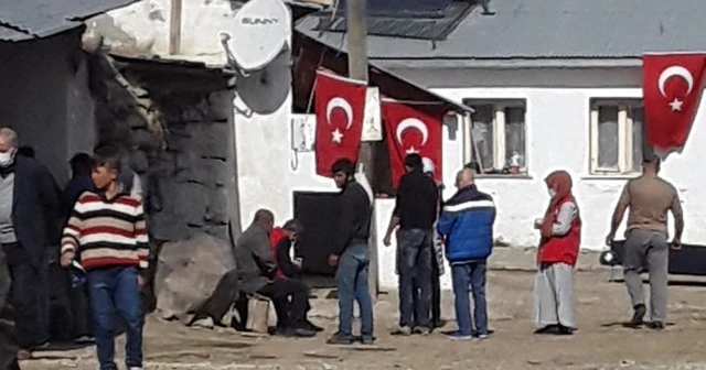 Şehidin Akyaka’daki evi bayraklarla donatıldı