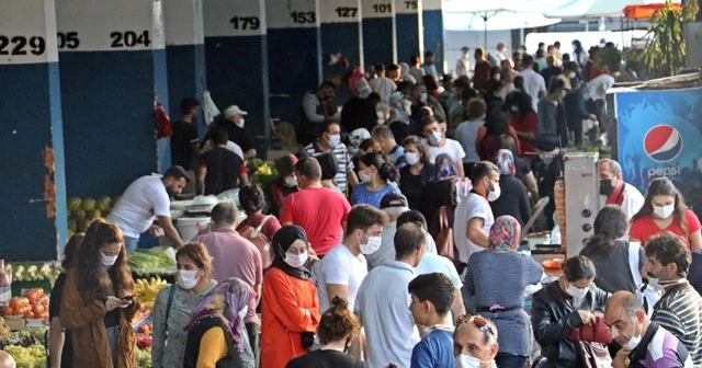 Semt pazarında sosyal mesafe ‘sıfır'