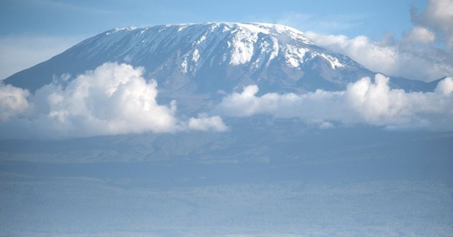 Tanzanya&#039;nın simgesi Kilimanjaro Dağı&#039;ndaki yangın 3 gündür devam ediyor