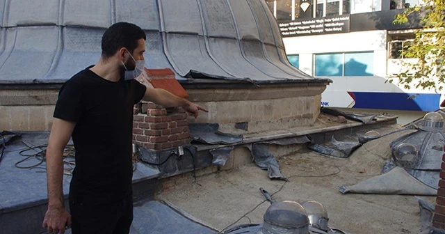 Tarihi Küçük Hamam'ın çatısındaki kurşunları çaldılar