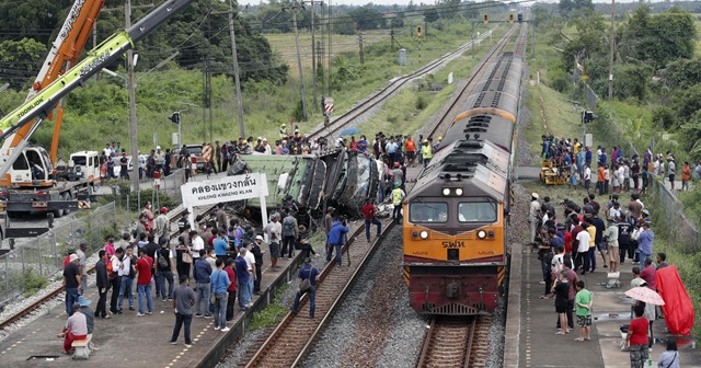 Tayland'da otobüsle tren çarpıştı: 20 ölü 29 yaralı