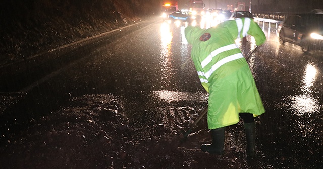 TEM Otoyolu’nda kayan toprak trafiği felç etti