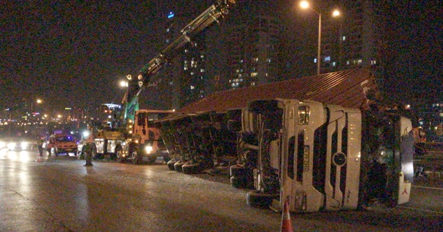 TEM Otoyolu&#039;nda tır devrildi, trafikte yoğunluk oluştu