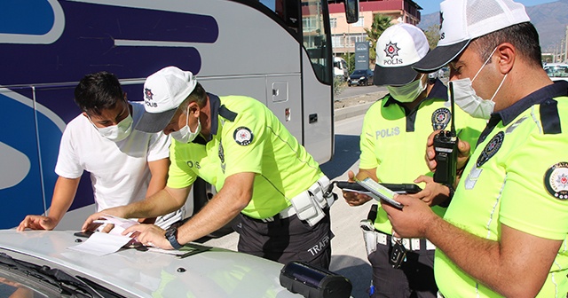 Trafikte asker eğlencesi yapan gruba ceza