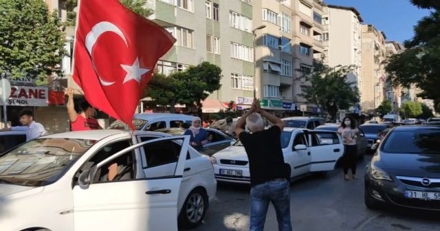 Trafikte asker eğlencesi yaptılar