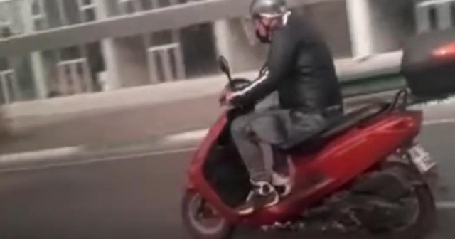 Trafikte ilginç anlar...Motosikletini kamçılayan adam...